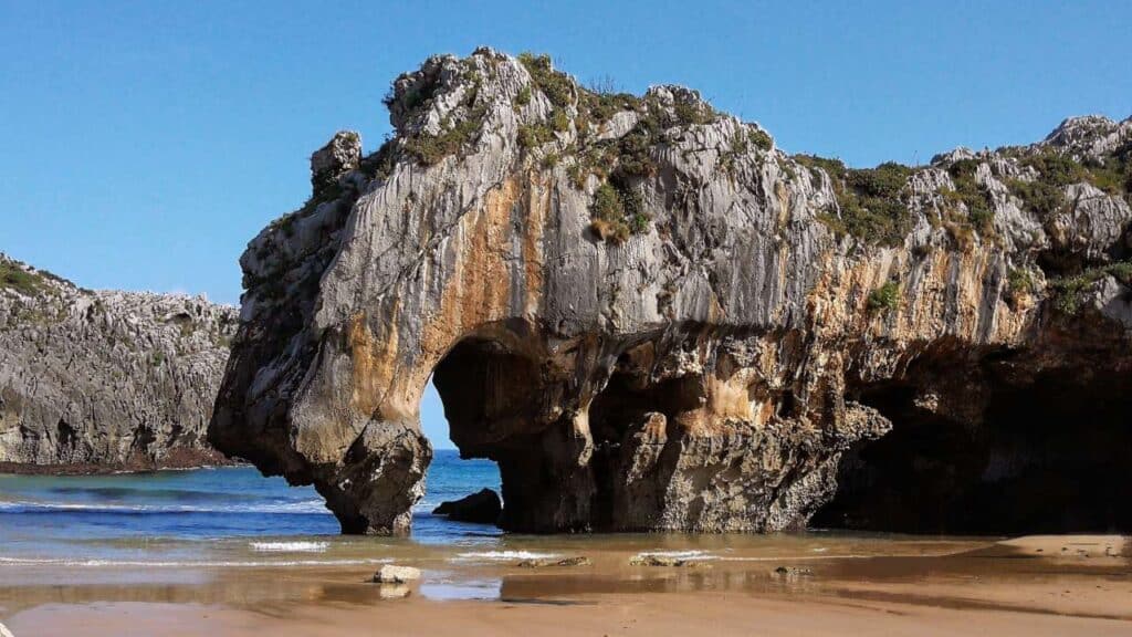 Nordspanien Felsküste mit Strand