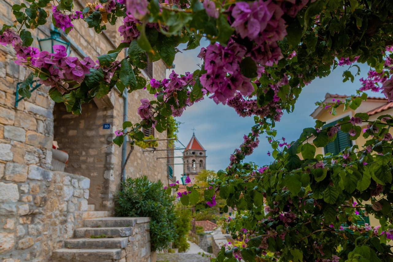 Omiš malerische Hafenstadt in Kroatien