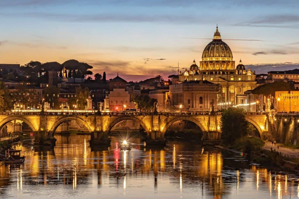 Petersdom und Tiber bei Sonnenuntergang