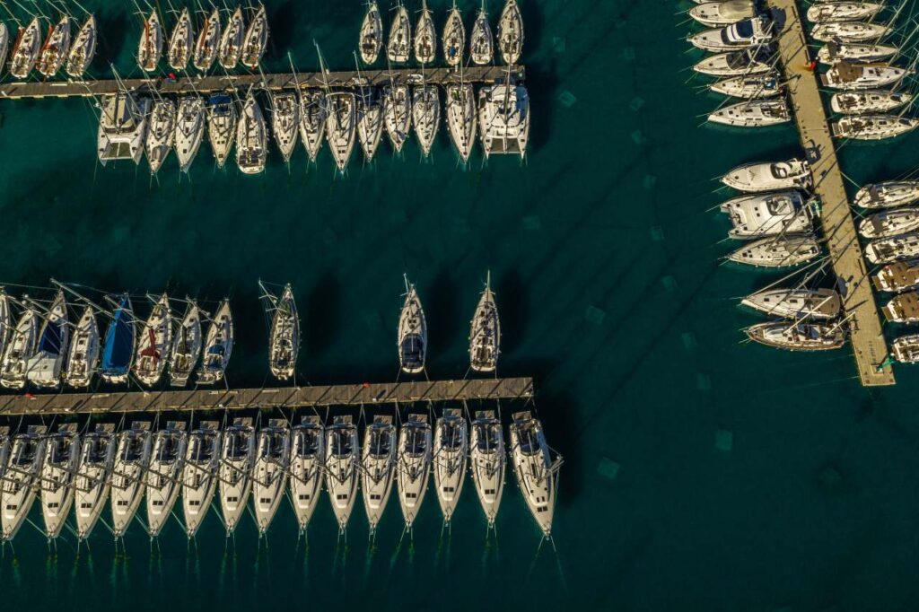 Pirovac Boote in der Marina