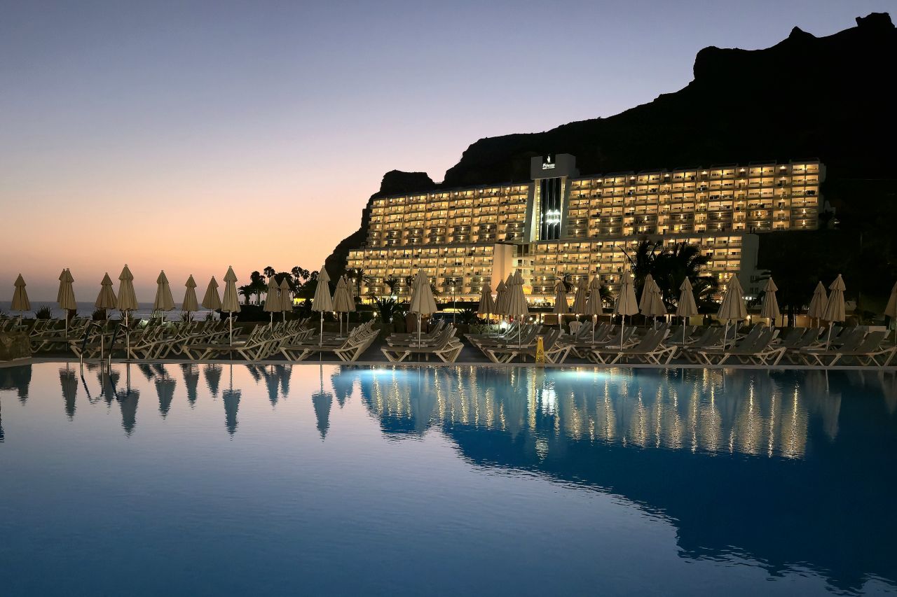 Playa Taurito Hotelanlage bei Sonnenuntergang