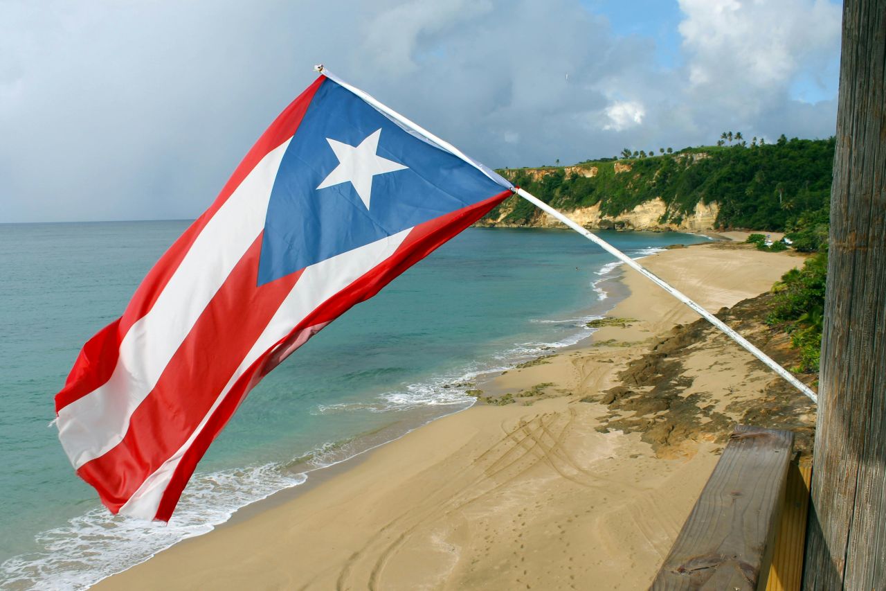 Puerto Rico Flagge an einem Strand
