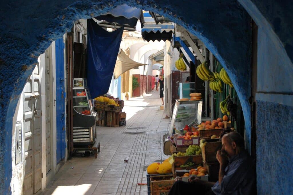 Rabat Marokko typische Gasse mit Obsthändler