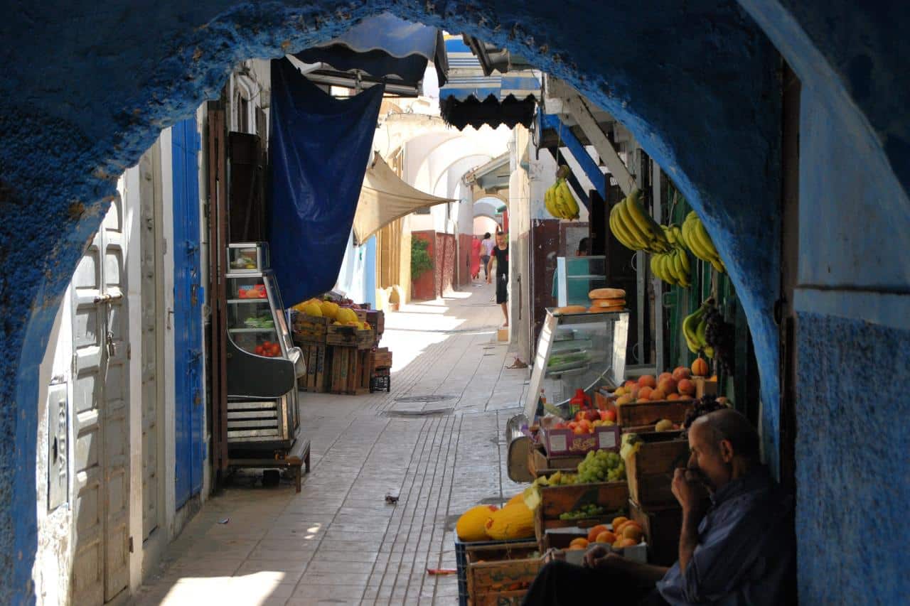 Rabat Marokko typische Gasse mit Obsthändler