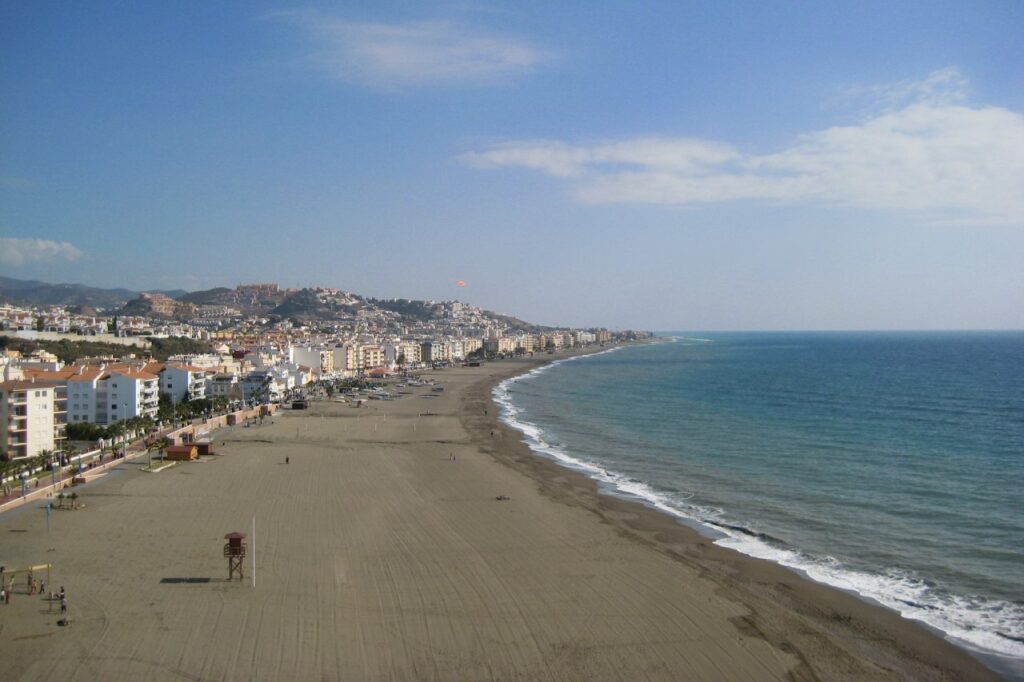 Rincón de la Victoria langgestreckte Bucht