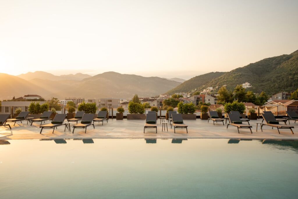 SIRO Boka Place Tivat Pool mit Ausblick