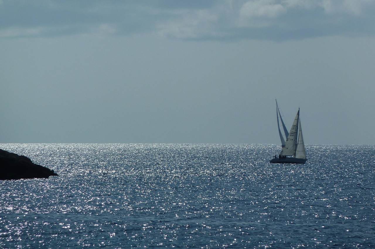 Segelboot vor San Telmo