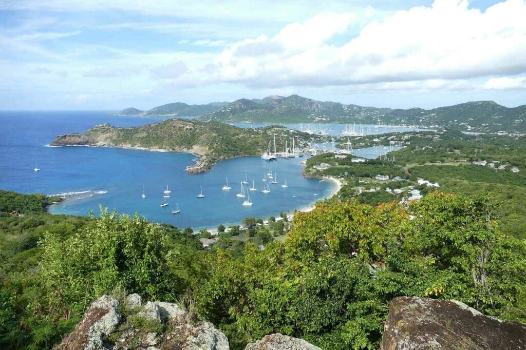Segelboote in einer Bucht vor Antigua