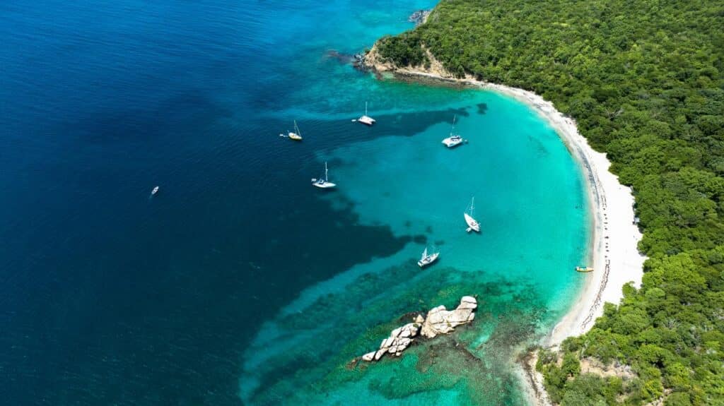 Segelboote in einer Bucht vor Grenada