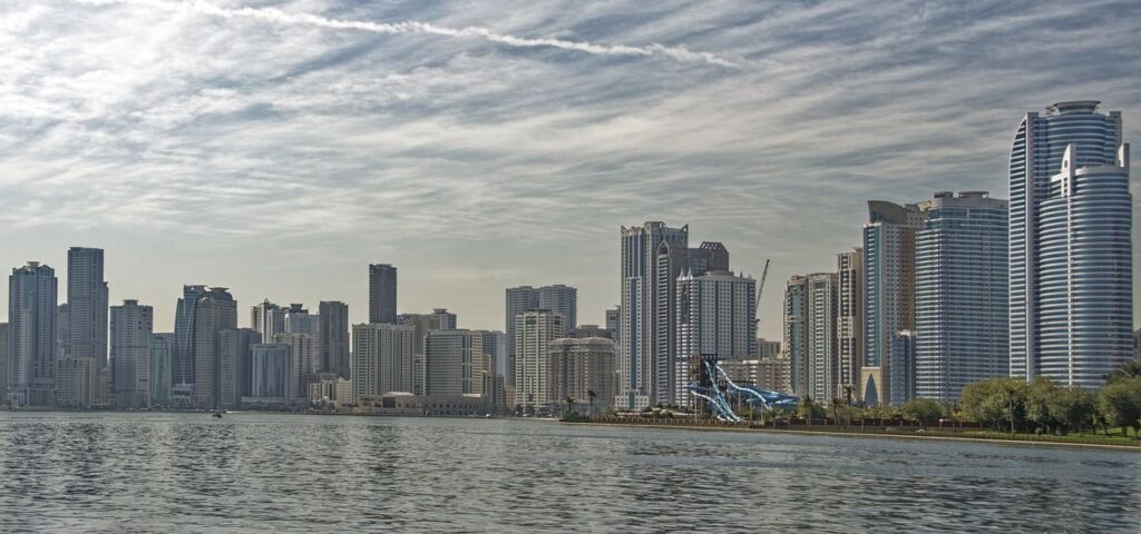 Sharjah Skyline an der Uferpromenade