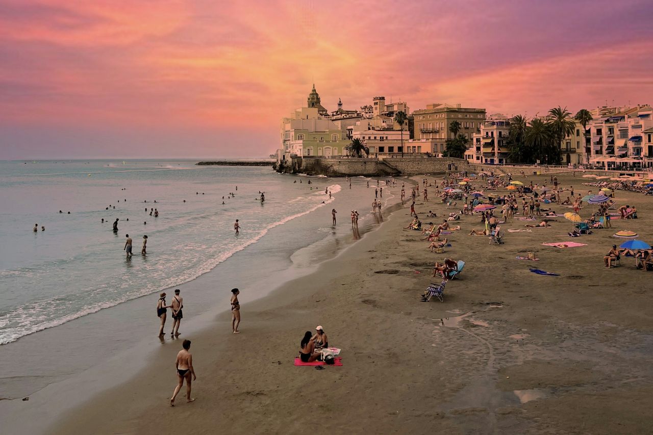 Sitges Badestrand bei Sonnenuntergang