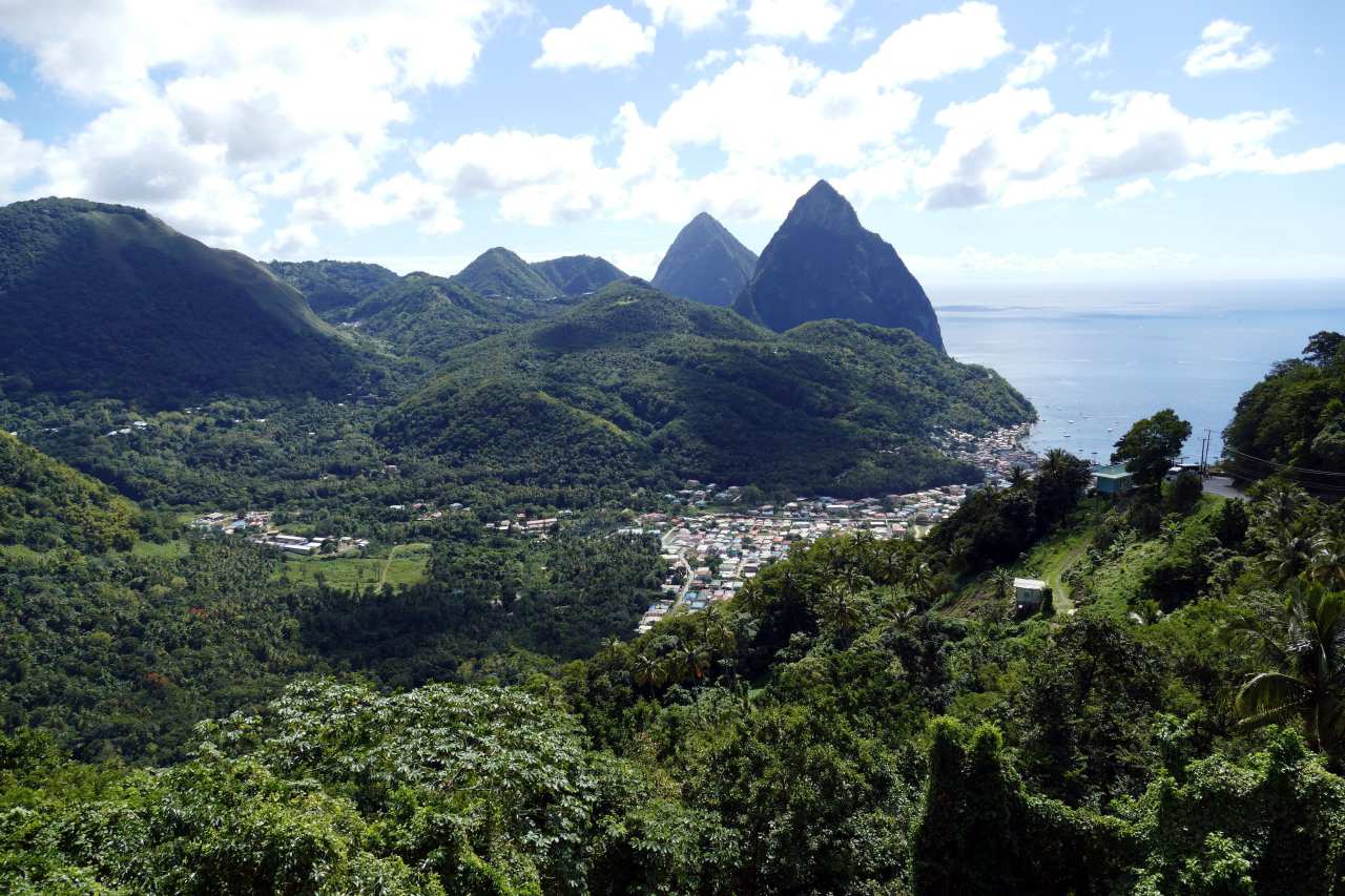Soufrière am Fuße der Pitons