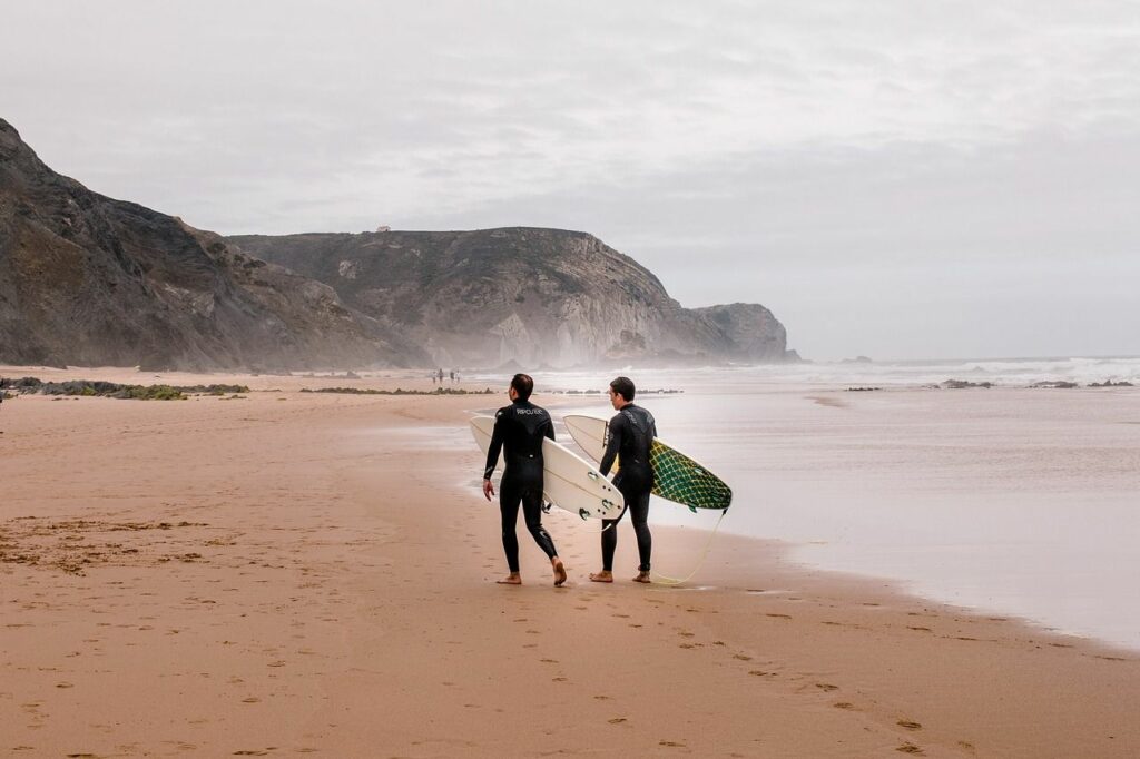 Surfer an einem Strand in Portugal