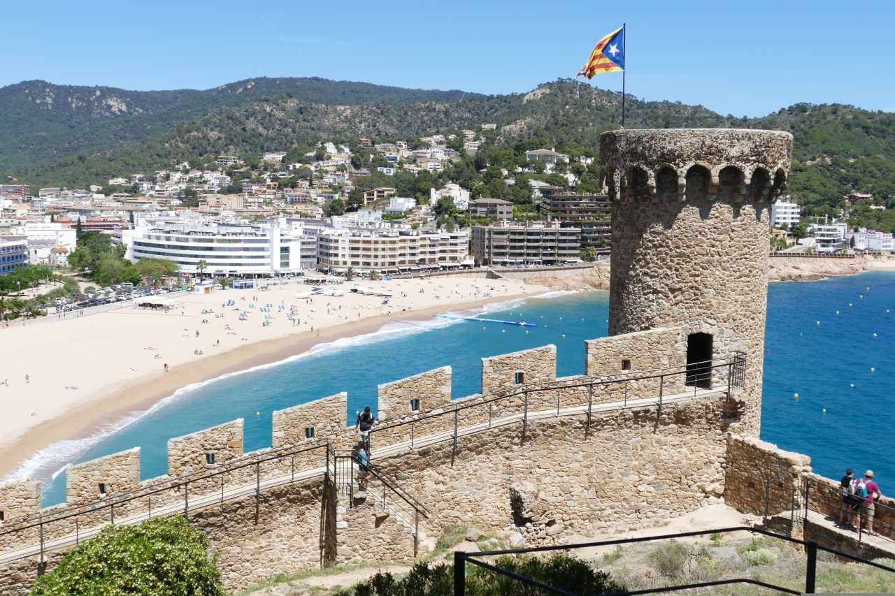 Tossa de Mar Stadtmauer und Strand