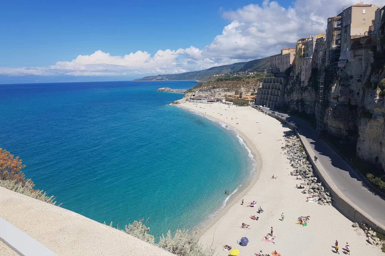 Tropea Strand und steile Felsen mit Häusern