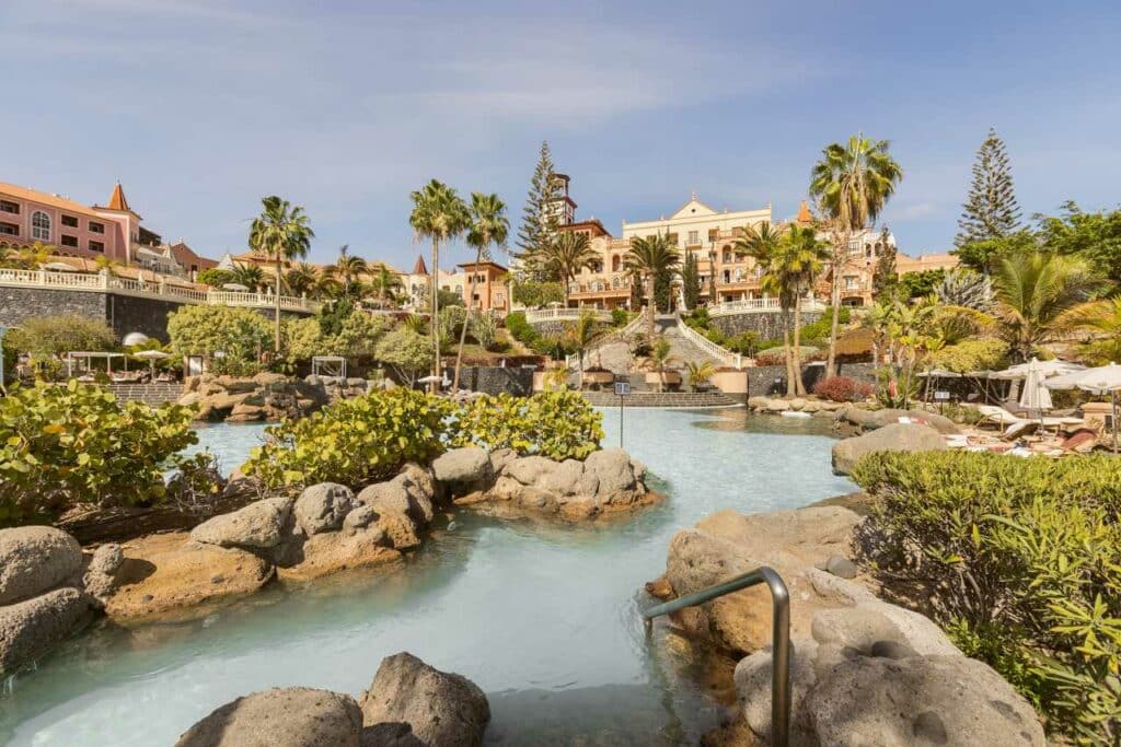 Tropische Poollandschaft im Bahía del Duque
