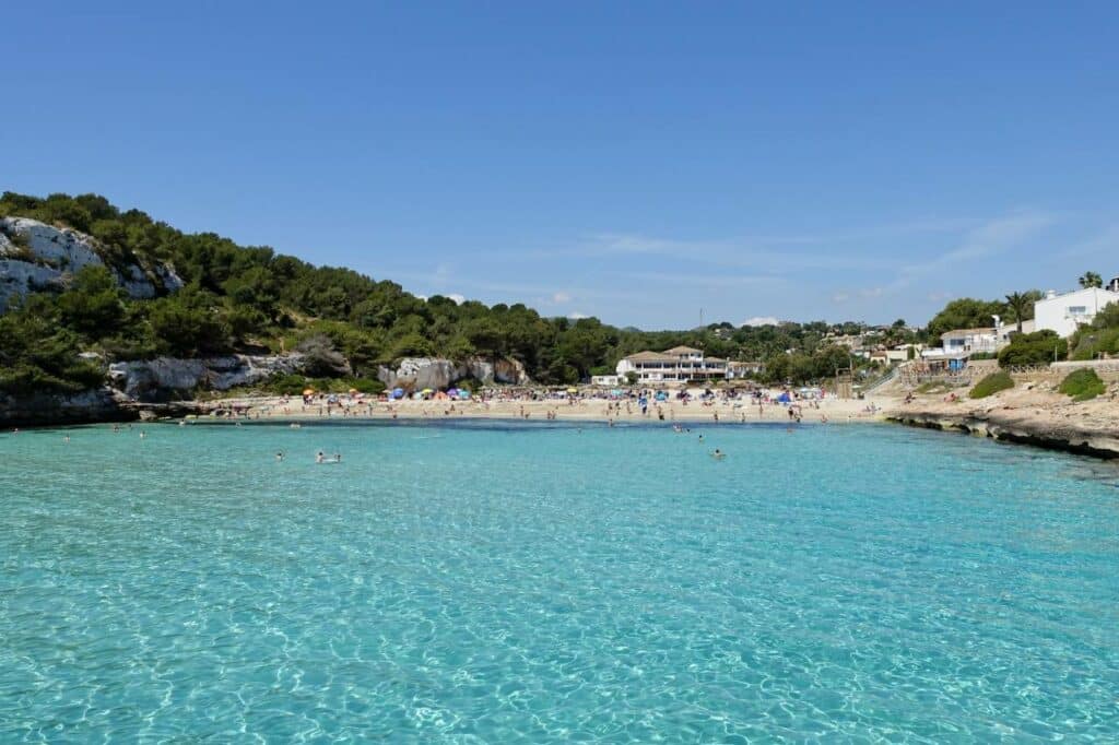 Türkis schimmerndes Wasser in der Cala Romantica