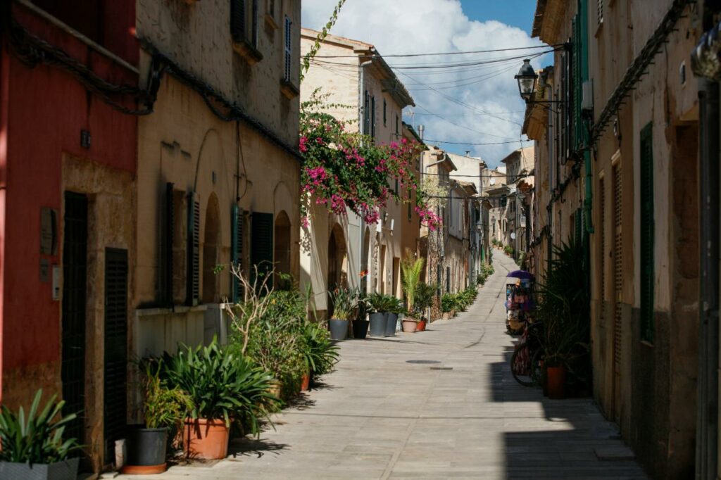 Typische Gasse in der Altstadt von Alcudia