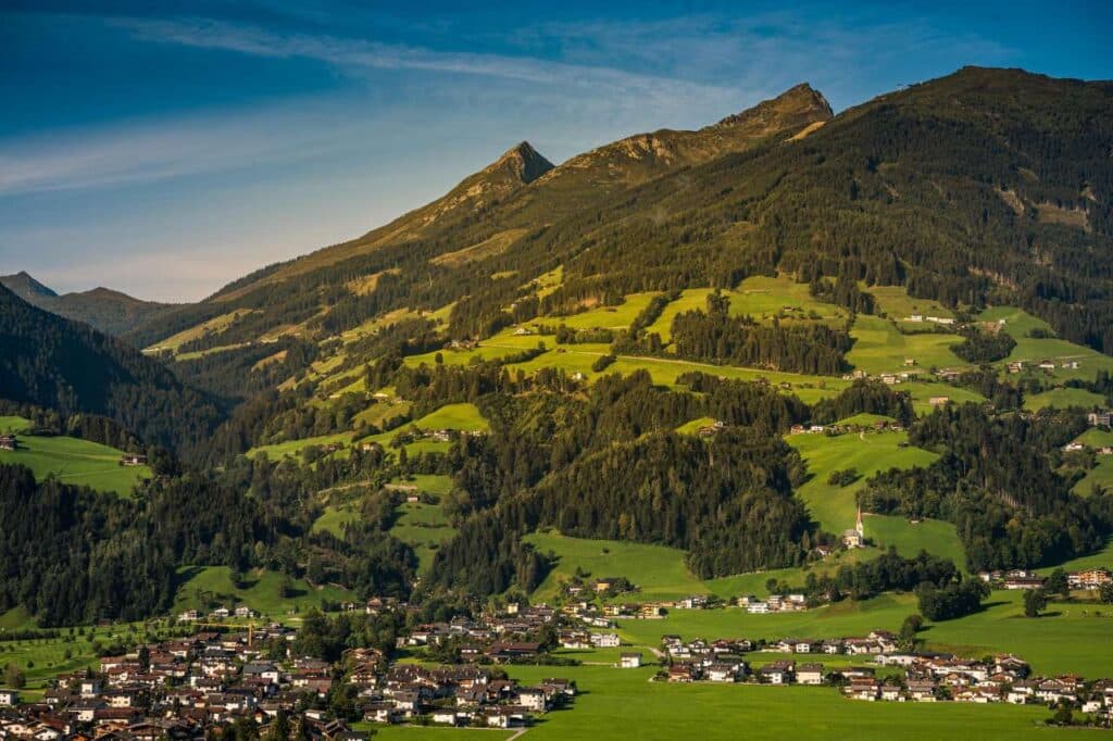 Typisches Alpendorf in Östereich im Sommer