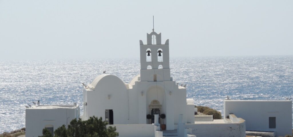 Weißgetünchte Kirche am Meer auf Sifnos