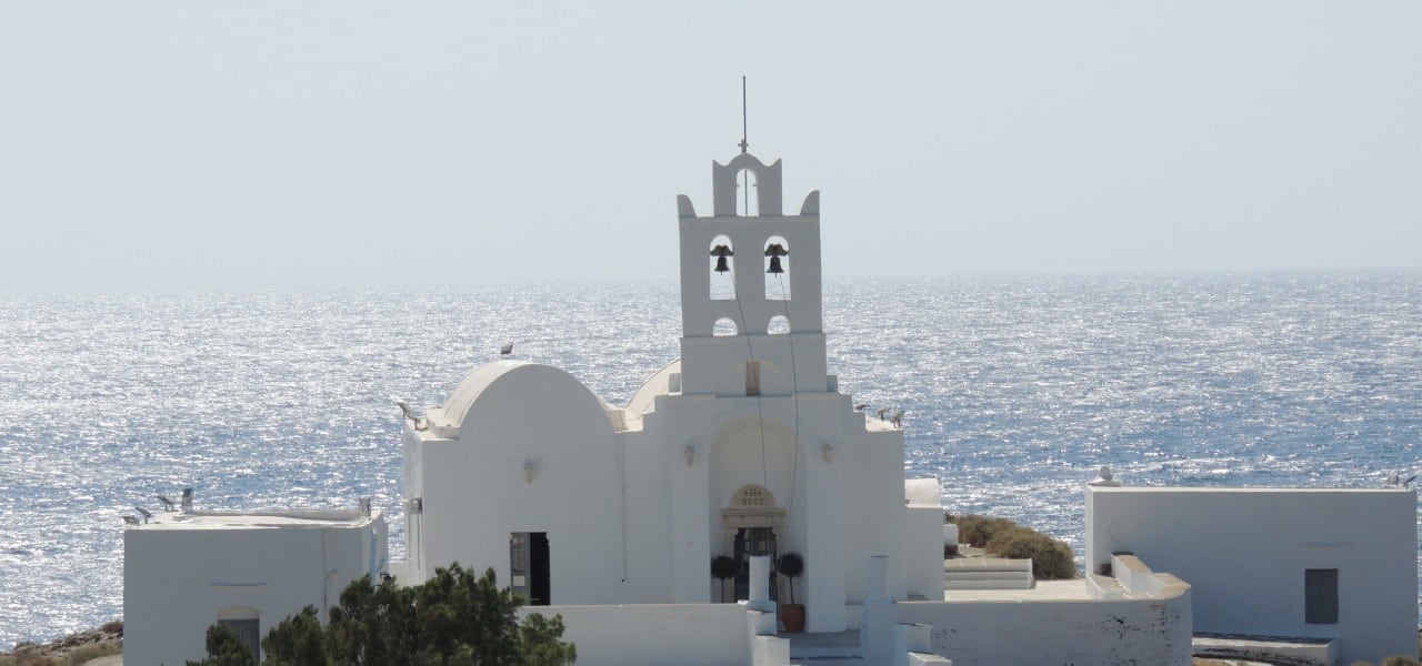 Weißgetünchte Kirche am Meer auf Sifnos