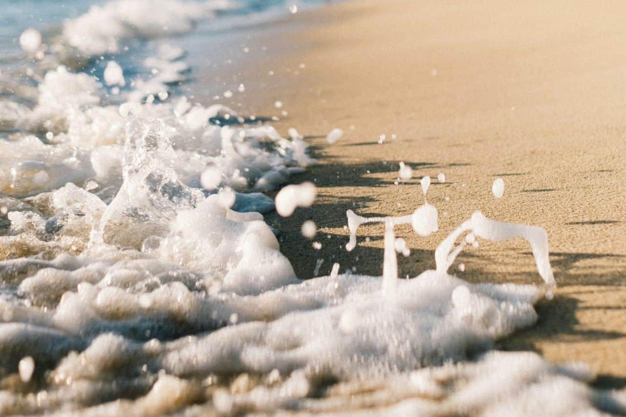Wellenspritzer an einem Strand auf Mauritius