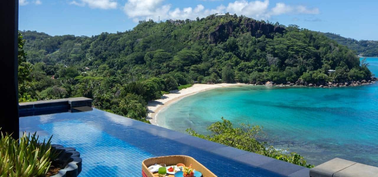 Anantara Maia Seychelles Villas Frühstück im Pool mit Traumblick