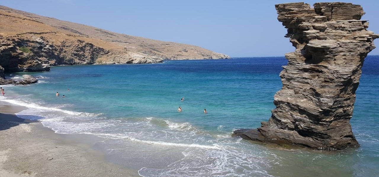 Andros Badestrand mit Schiefer-Felsen