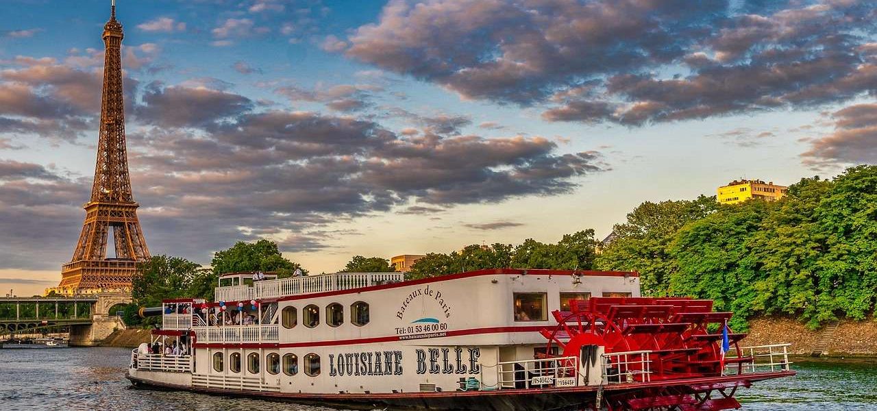 Ausflugsschiff auf der Seine vor dem Eifelturm