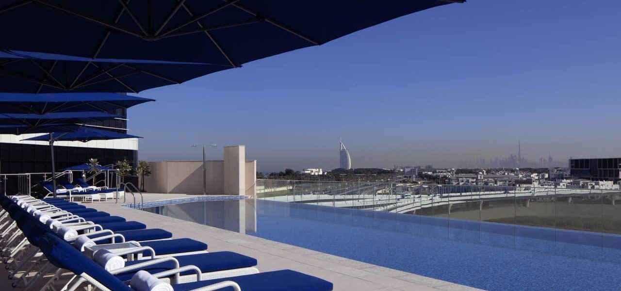 Avani+ Palm View Dubai Pool mit Fernblick