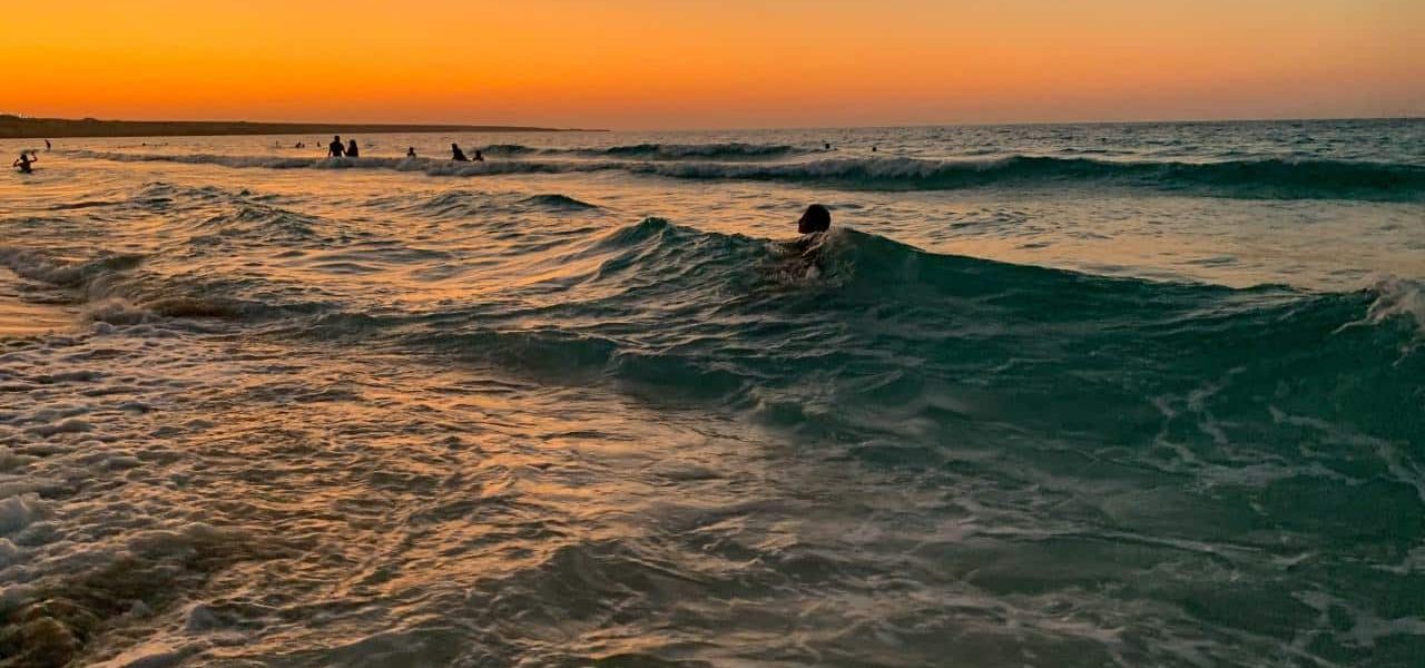 Badespaß im Roten Meer bei Sonnenuntergang
