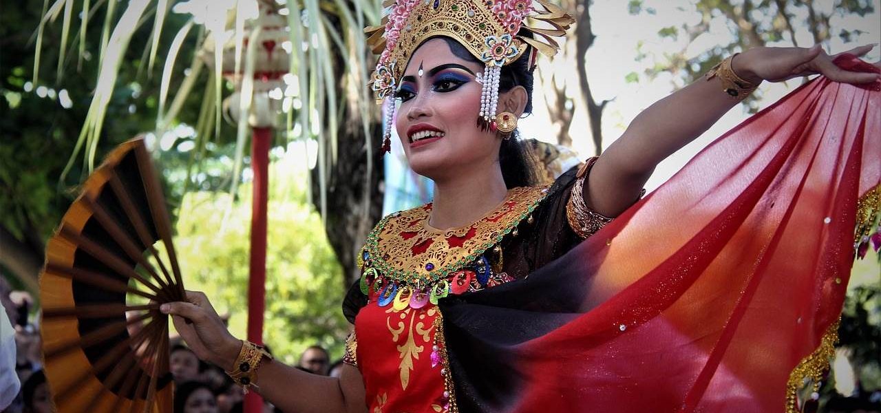 Balinesische Tänzerin im traditionellen Gewand