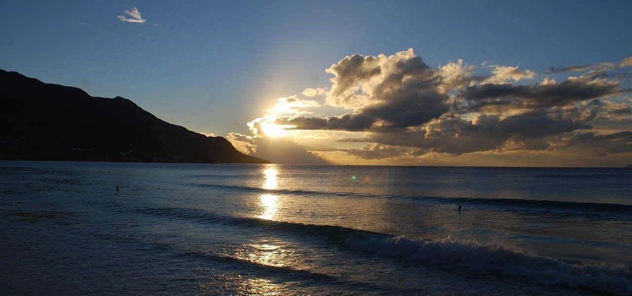 Beau Vallon Seychellen Strand bei Sonnenuntergang