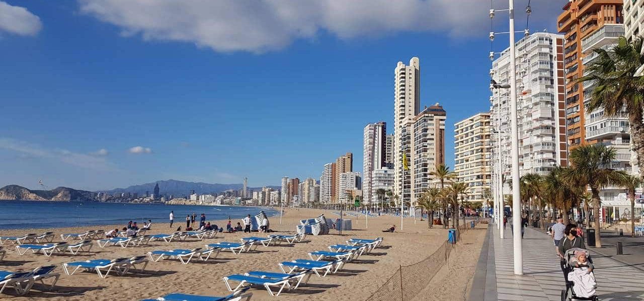 Benidorm Strandpromenade mit Hochhäusern
