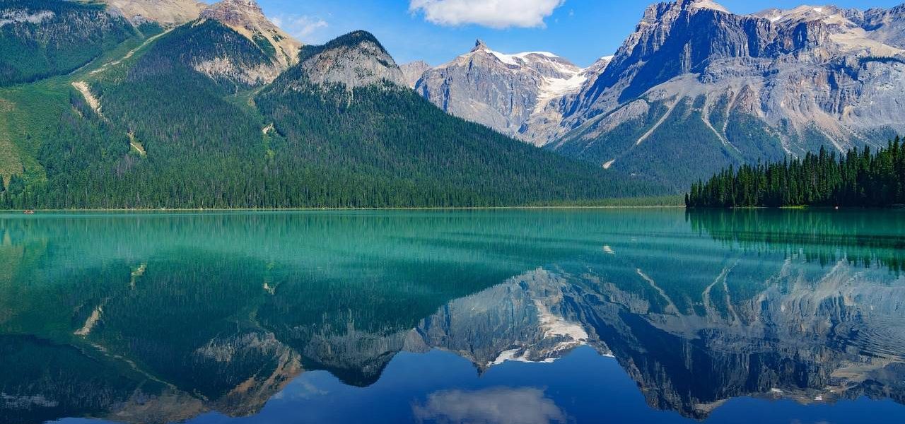 Berge spiegeln sich im Emerald Lake
