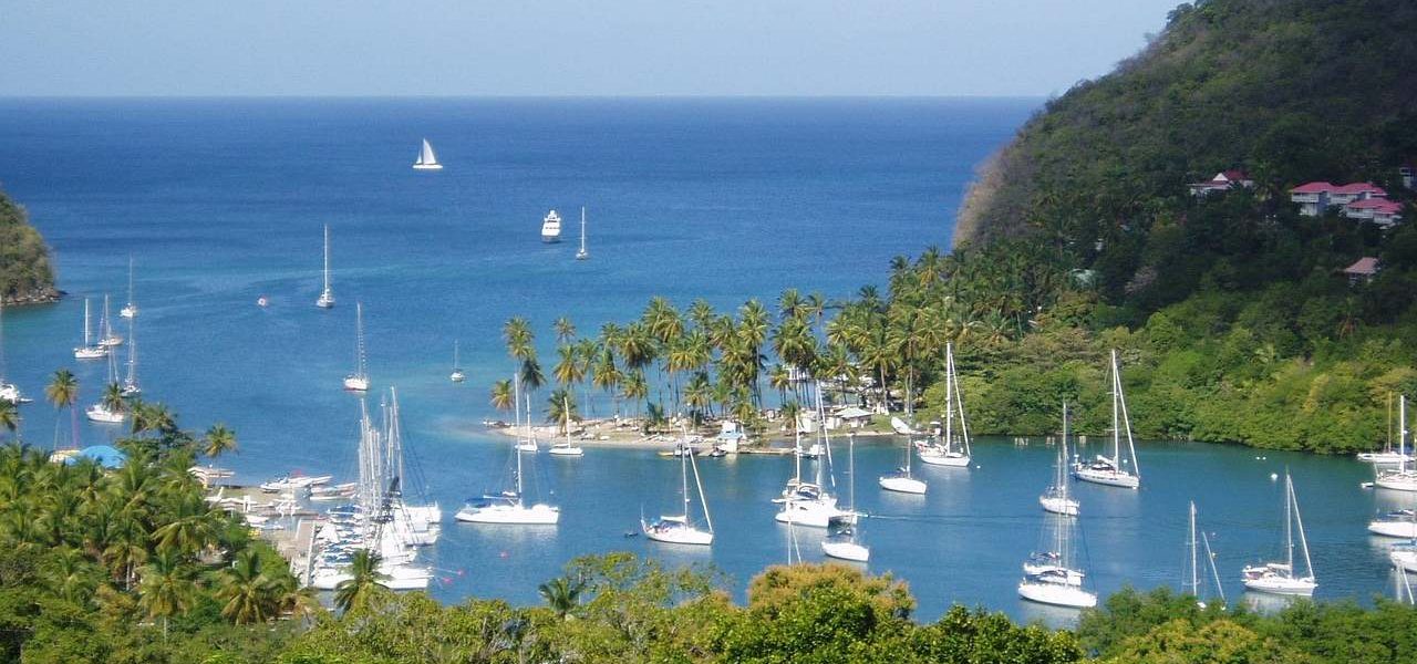 Boote ankern in einer Bucht vor St. Lucia