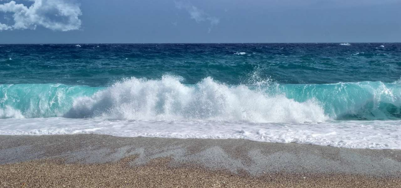 Brandung an einem Strand Costa Almeria
