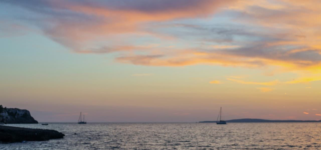 Cala Blava Mallorca Küste bei Sonnenuntergang