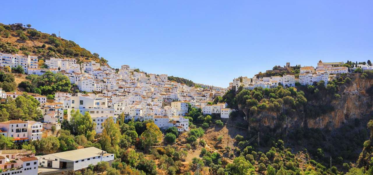 Casares weiß getünchte Häuser am Hang