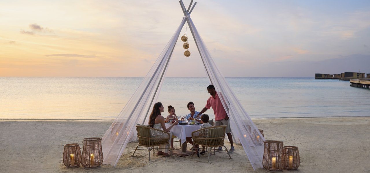 Centara Mirage Lagoon Maldives Familienessen am Strand Centara Mirage Lagoon Maldives Familienessen am Strand