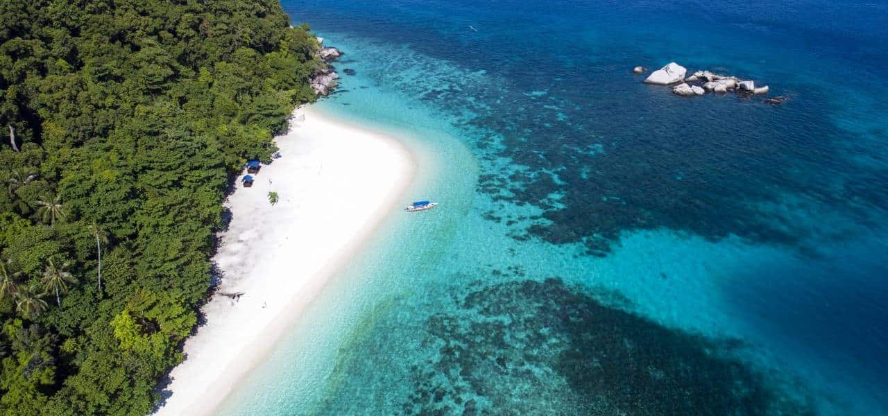 Einsamer Sandstrand auf Tioman Island