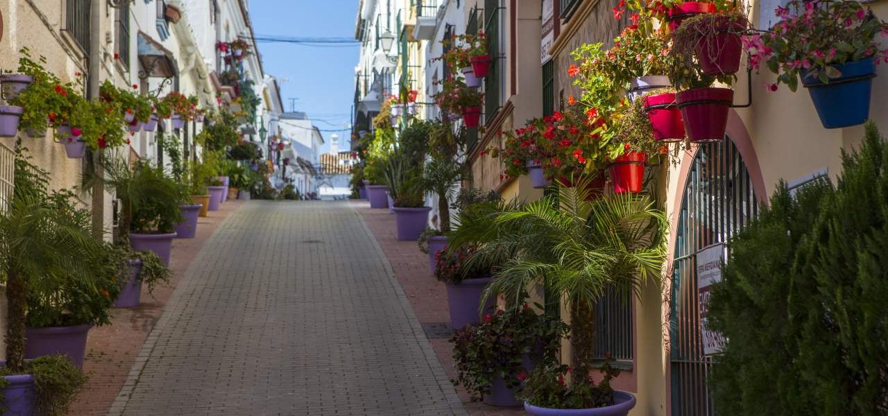 Estepona gepflegte und begrünte Straße