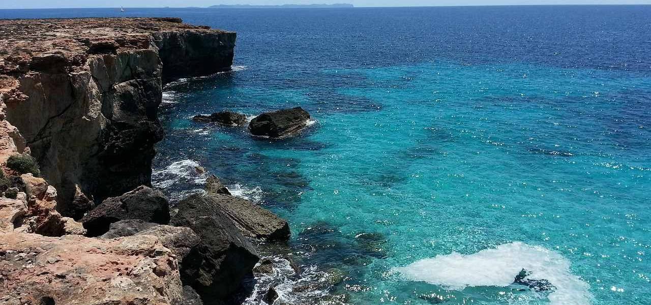 Felsenküste Mallorca mit klarem Wasser Felsenküste Mallorca mit klarem Wasser