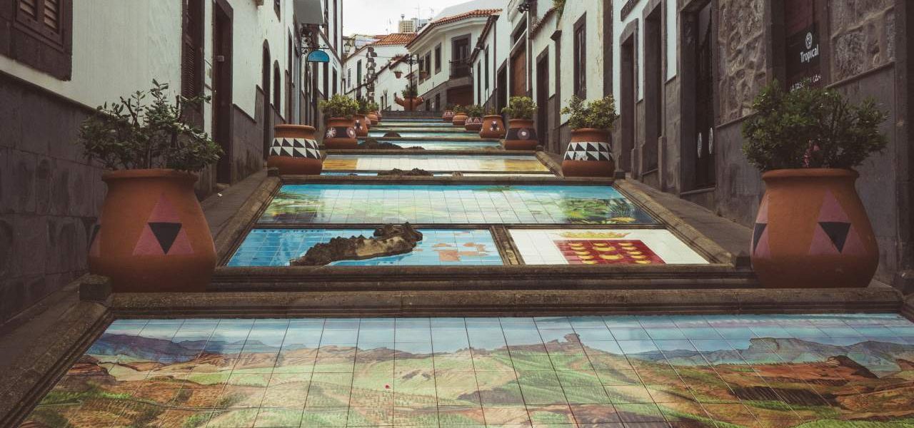 Firgas Gasse mit Mosaiken