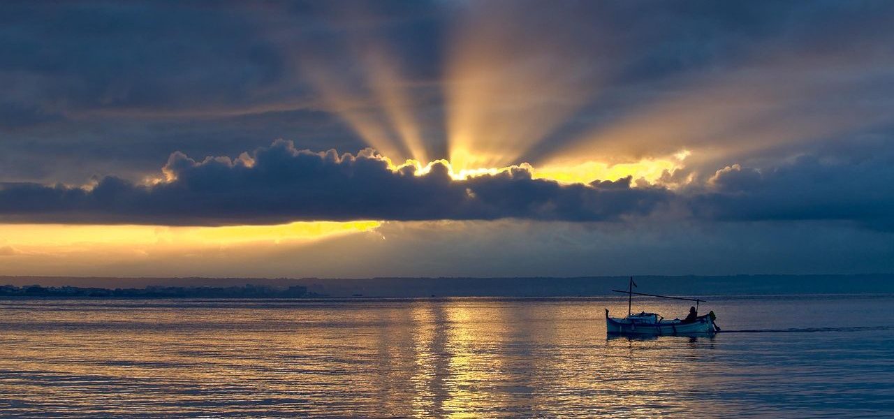 Fischerboot bei Sonnenaufgang vor Mallorca