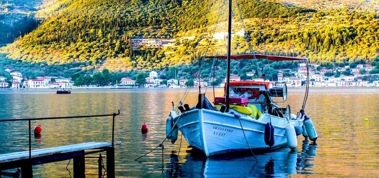 Fischerboot vor der Kulisse von Vathi
