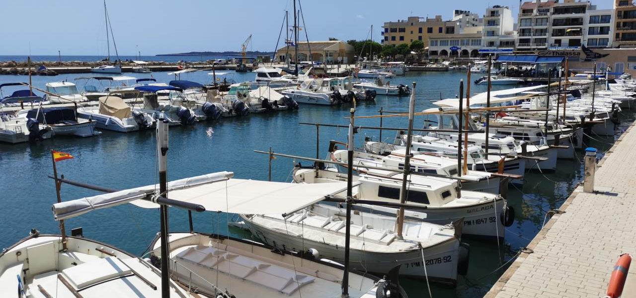 Fischerboote im Hafen von Cala Bona
