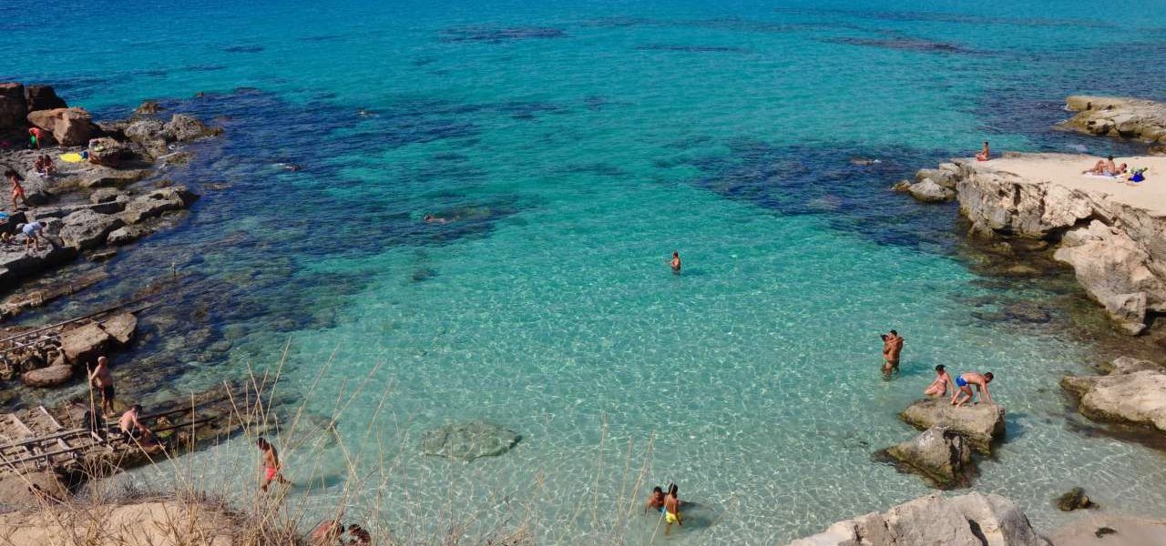 Formentera traumhafte Badebucht mit glasklarem Wasser