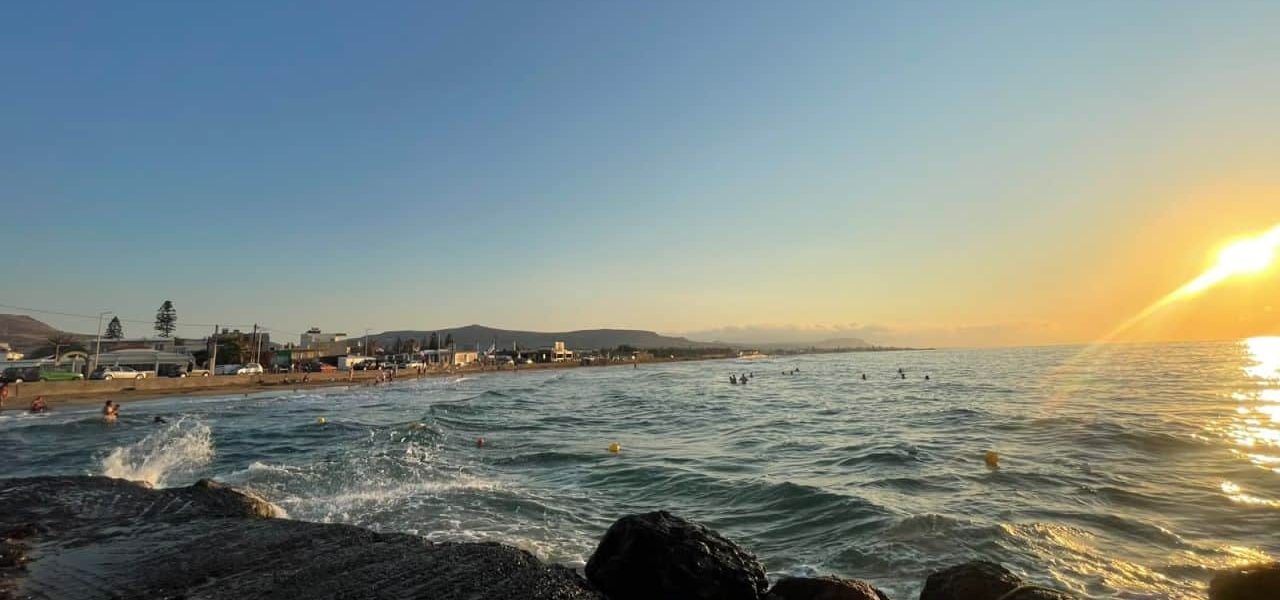 Gouves Strandvergnügen bei Sonnenuntergang