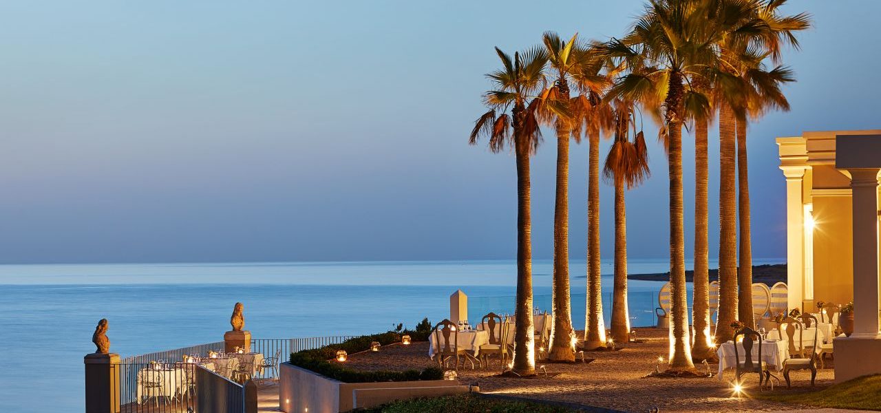 Grecotel Mandola Rosa Boutique Resort bei Nacht